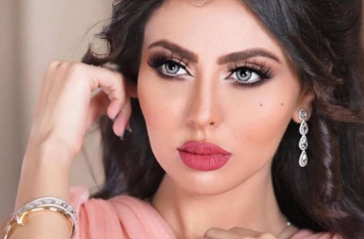 صورة مريم حسين بقميص النوم تثير الجدل بطريقة جلوسها.. والجمهور يطالبها بحذفها