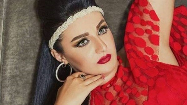 صافيناز تحتفل بفوز روسيا على طريقتها الخاصة .
