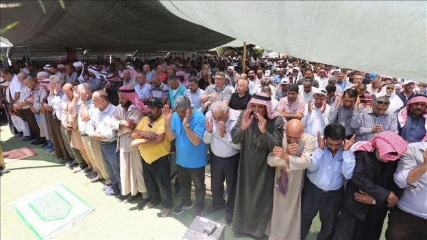 المئات من أبناء شعبنا يؤدون صلاة الجمعة في الخان الأحمر