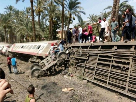 إصابة 55 شخصًا على الأقل بعد خروج قطار عن القضبان في مصر