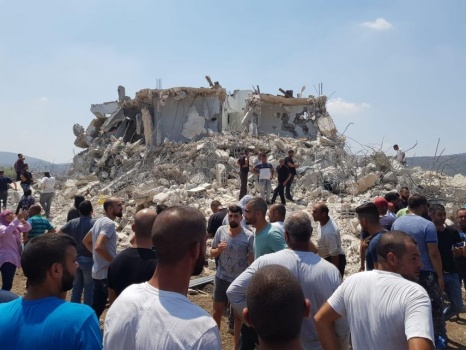 بالصور..إصابات إحداها خطيرة خلال هدم الاحتلال لمنزل مأهول بسخنين