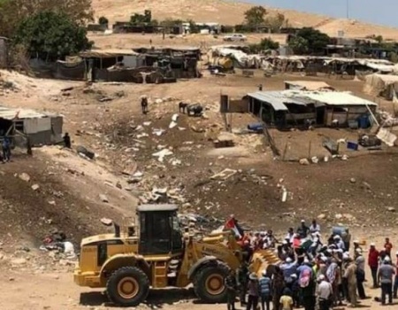 الاحتلال يجمد أوامر هدم الخان الأحمر مؤقتاً