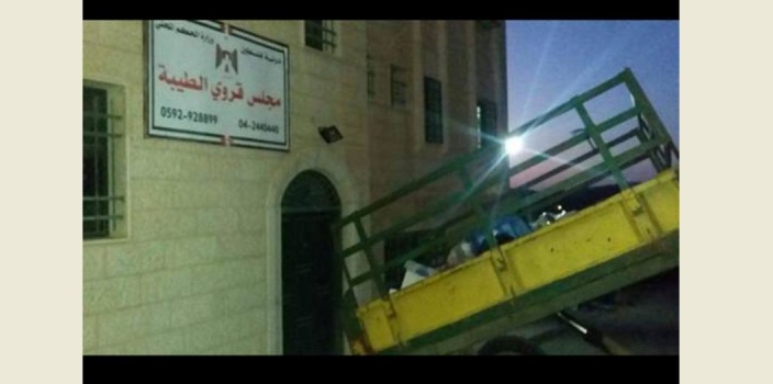 إضراب في مجلس قروي الطيبة غرب جنين احتجاجاً على قيام مواطنين بإلقاء النفايات أمام مبنى المجلس