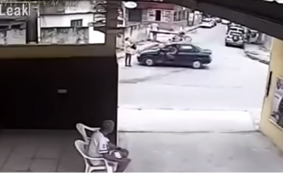 فيديو| مشهد مرعب لاختطاف امرأة من وسط الشارع نهارا أمام أعين المارة!