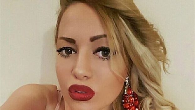 عارضة أزياء نشرت صورة سيلفي مستفزة مع والدها المتوفي