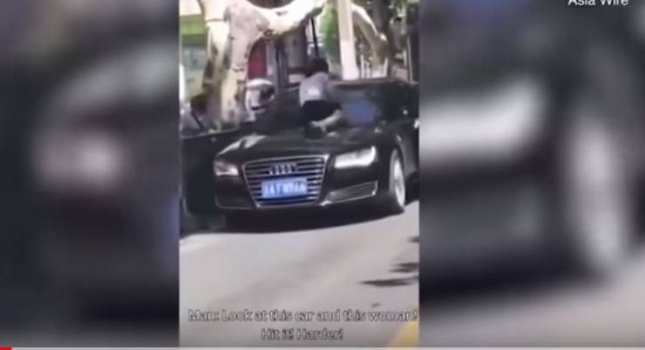 فيديو| شاهدوا ما فعلته هذه المرأة عندما ضبطت زوجها مع عشيقته