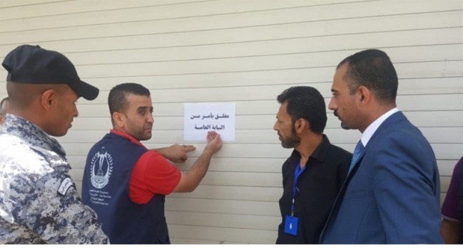 فيديو : النيابة العامة برفقة الصحة والضابطة الجمركية تغلق مطعما ً في الخليل