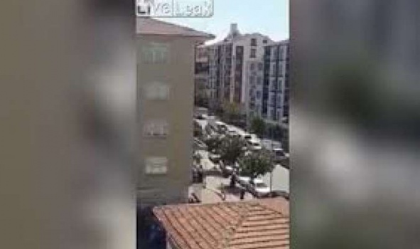 بالفيديو... شاب تركي يسقط من أعلى البناية أثناء نومه على سطحها