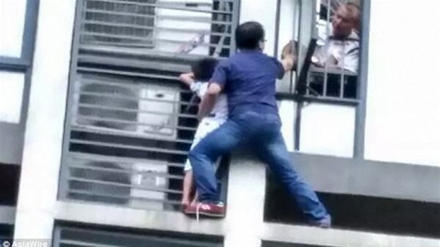 والد يتسلق 7 طوابق لإنقاذ طفله الذي كاد يسقط ... وفيديو يخطف الأنفاس