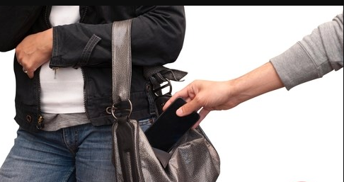 القبض على سيدة تستغل ابنتها القاصر للسرقة