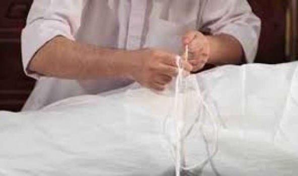 ذهب لتكفين الميت... فاستيقظ الميت ودفن المكفن