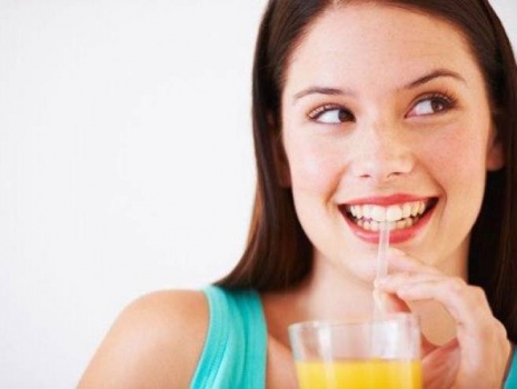 5 أضرار صحية لشرب العصير بالمصاصة البلاستيكية