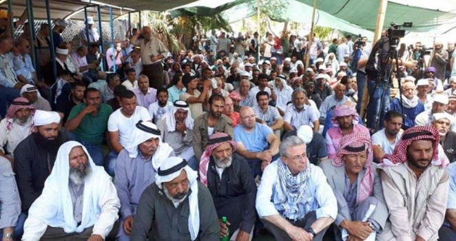 عشرات المواطنين يؤدون "الجمعة" في الخان الأحمر