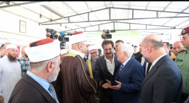 الرئيس يتفقد مدينة محمود عباس للحجاج والمعتمرين