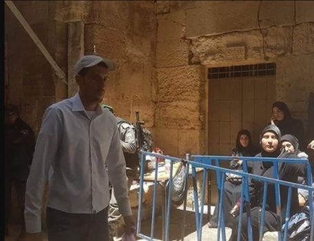 اعتقالات في صفوف النسوة قرب أبواب الأقصى