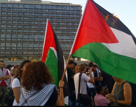 ضجة في اسرائيل: الاف العرب يرفعون علم فلسطين في تل ابيب