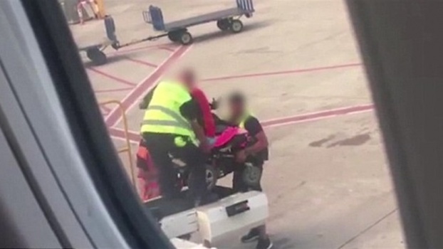 هذا ما فعله طاقم مطار بكرسي شابة المتحرّك... وكيف أخفوا الفعلة عنها؟