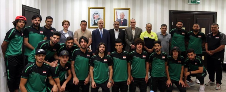 بالصور..الحمد الله يستقبل المنتخب العراقي لكرة القدم ويرحب بزيارته