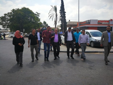 بالصور..محافظ جنين يتفقد معبر الجلمة للوقوف على عدد من القضايا
