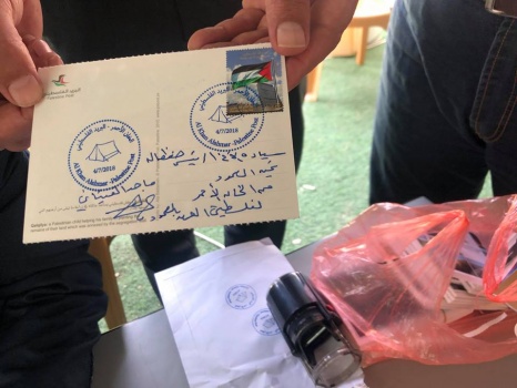 بالصور...من الخان الاحمر بطاقات البريد الفلسطيني تنطلق إلى العالم
