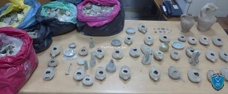 الشرطة تضبط (45) قطعة اثرية و( 17 ) كغم من الزجاج الاثري في جنين