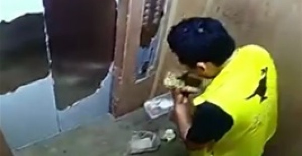 مشهد غير مقبول لما فعله عامل دليفري بطعام زبون داخل "أسانسير"
