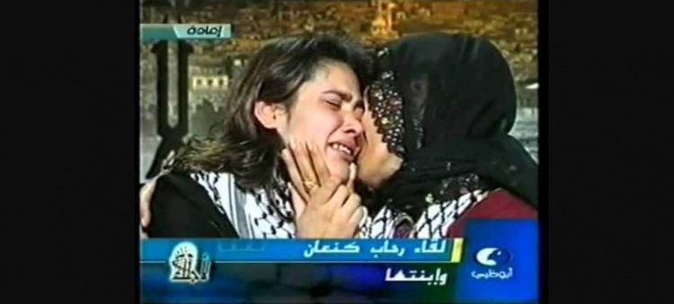 فيديو - قصة مبكية لأم فلسطينية التقت بابنتها بعد 22 عامًا: ظنّت أنها استشهدت في مذبحة صبرا وشاتيلا !
