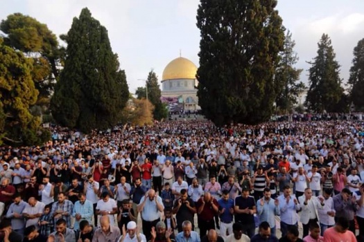 100 ألف مصل يؤدون صلاة العيد في المسجد الأقصى