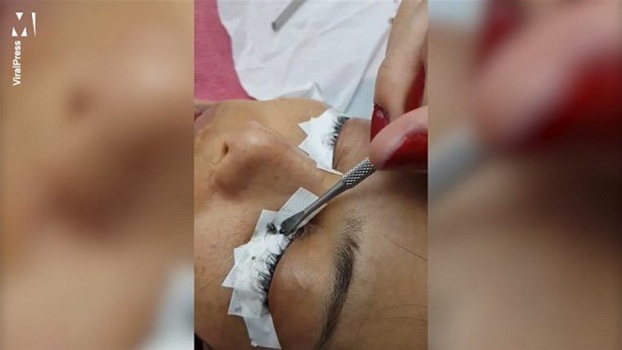 أرادت وضع رموش اصطناعية فانتهى بها الأمر من دون رموش
