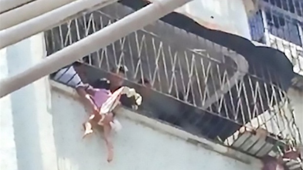 مشهد مرعب لطفلة كادت تسقط من الطابق السادس... وهكذا تمّ إنقاذها!