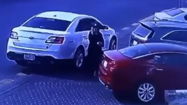 فتاة سعودية سرقت سيارة في وضح النهار... وكاميرات المراقبة وثّقت ما حصل