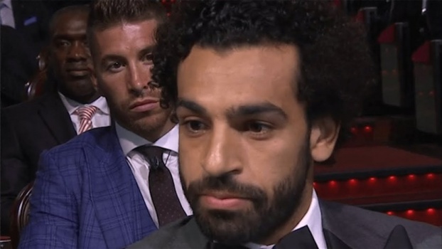 بعدما أصابه وأخرجه من الدوري... هذا فعله محمد صلاح براموس (فيديو)
