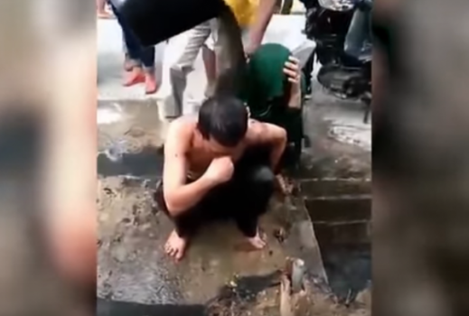 بالفيديو .. معاقبة مسؤول كبير بسكب مياه المجاري على جسده بعد ضبطه مع صديقته بوضع مخل في اندويسيا