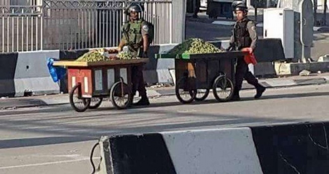 الاحتلال يصادر بسطات الباعة على معبر الظاهرية