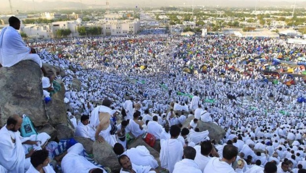 حجاج بيت الله الحرام يتوجهون إلى صعيد عرفات