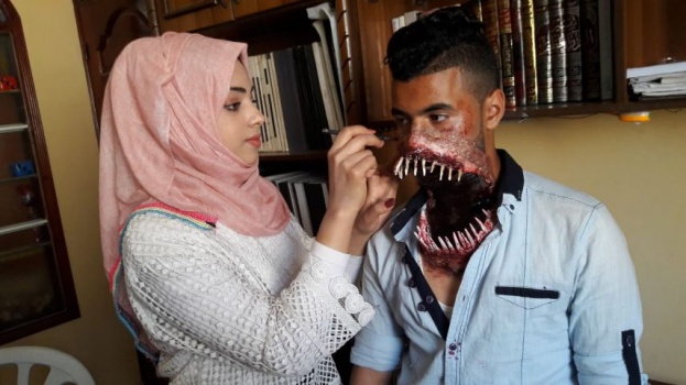صور..بمواد وامكانيات بسيطة...خدع سينمائية "مرعبة" تصنعها فتاة فلسطينية