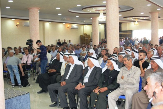بالصور..خلال عطوة عشائرية بالخليل.. قرار بترحيل شاب لإدانته بنشر فيديو "مفبرك" لفتاة
