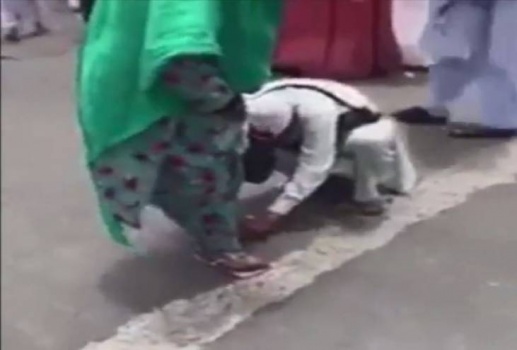 فيديو| هذا ما فعله شرطي سعودي مع امراة مسنة!