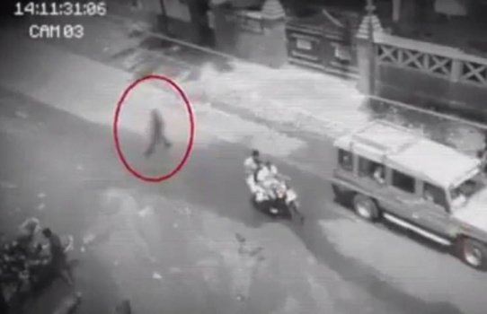 فيديو| رعب يدبّ في قلوب السكان بعد مشاهدتهم شبحاً يسير في الشارع !