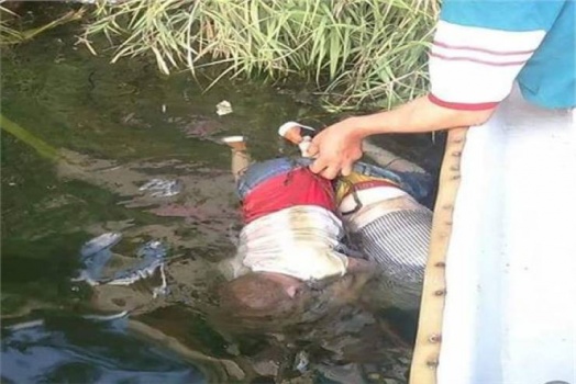 لحظة العثور على الطفلين الذين رماهُما والدُهما في النيل والسبب لا يُصدّق