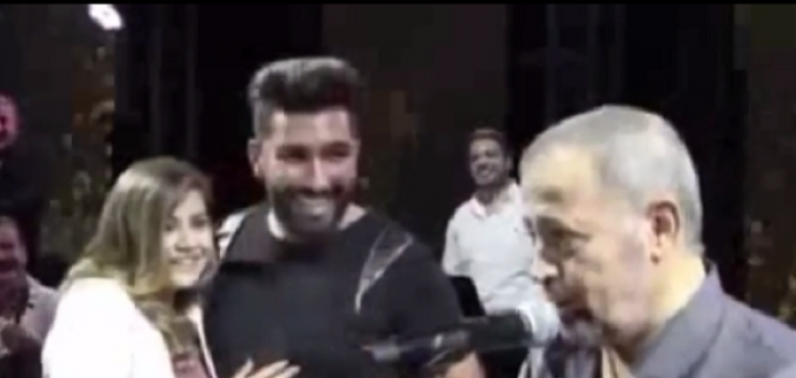 فيديو| جورج وسوف يخطب شاباً لحبيبته على المسرح