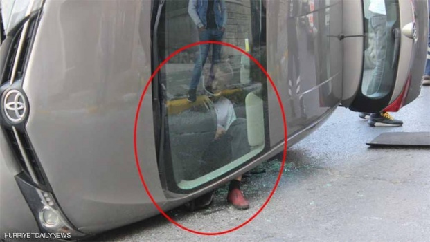 رجل يعلق في وضعية غريبة بعد حادث مروري.. والصورة تثير الدهشة