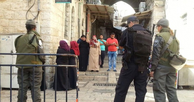 الاحتلال يبعد 13 مقدسيا عن المسجد الاقصى