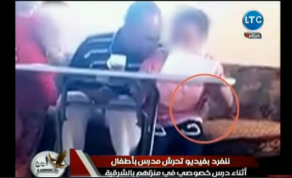 فيديو| مدرس خصوصي يتحرش بطفلة أثناء إعطاءها درسا في منزلها!