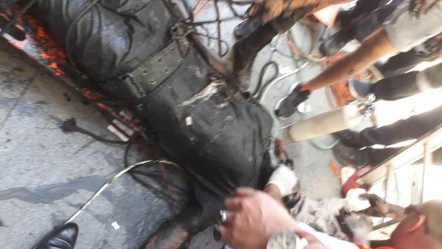 بالصور..الدفاع المدني يخلي 3 عمال أصيبوا بالاختناق اثناء تنظيف بئر بمنطقة عين مصباح