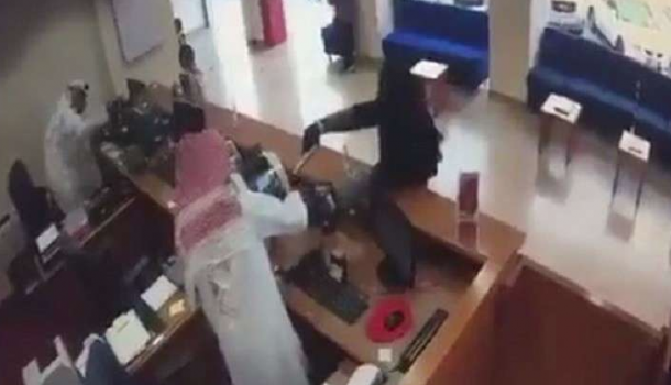 تنكر بزي امرأة ولبس النقاب وسطا على مصرف بمسدس للأطفال!