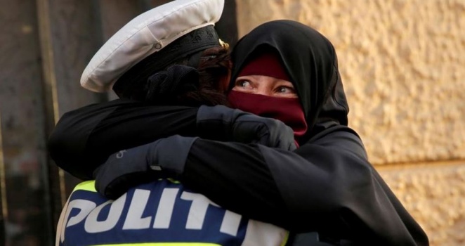 الدانمارك.. شرطية احتضنت منقبة فحولت للتحقيق