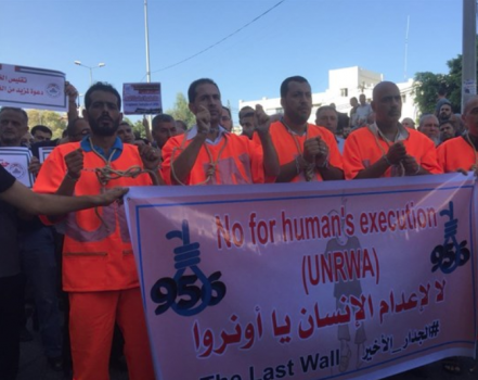 موظفو الاونروا يرتدون زِيّ الاعدام بغزة