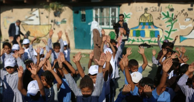 التربية تنقل عملها إلى الخان الأحمر