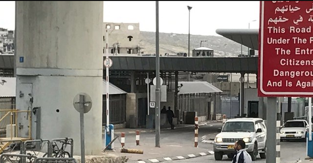 الاحتلال يعتقل مواطنة على حاجز قلنديا